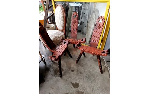 SIEGE TRIPODE BRUTALISTE