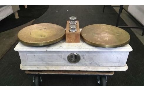 WAAGE ALT MARMORSTEIN