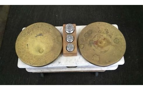 WAAGE ALT MARMORSTEIN