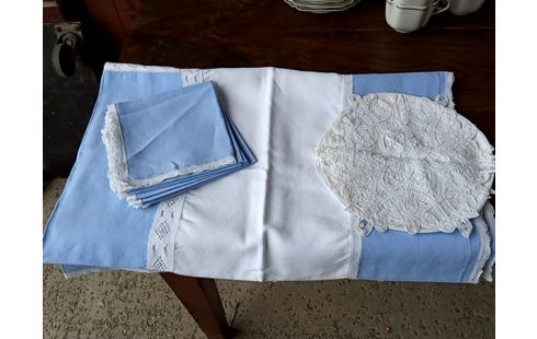 NAPPE BRODEE BLEUE ET BLANCHE+SERVIETTES