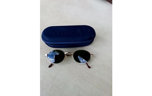 PAIRE DE LUNETTE SOLAIRE LACOSTE