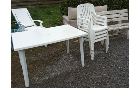 TABLE DE JARDIN + CHAISES PVC BLANC LE LOT