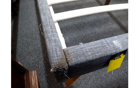 LIT MODERNE 140X190 COIN ABÎMÉ