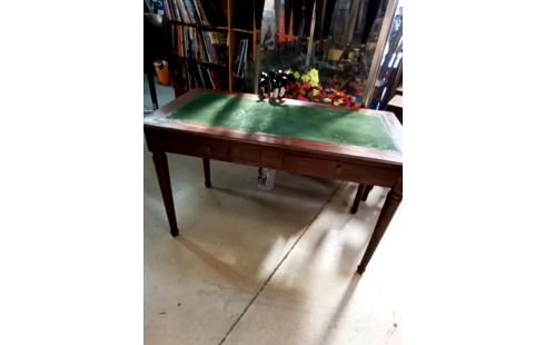 BUREAU MINISTRE DESSUS TAPIS VERT