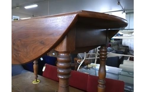 TABLE A VOLETS SUR ROULETTES