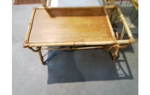 TABLE BASSE EN ROTIN AVEC PORTE REVUES