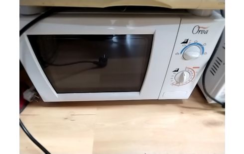 MICRO ONDES Orva avec plateau