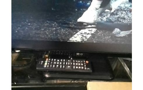 ECRAN LCD LG 55CM AVEC TUNER TNT HD FULL HD