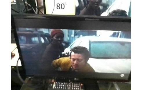 ECRAN LCD LG 55CM AVEC TUNER TNT HD FULL HD