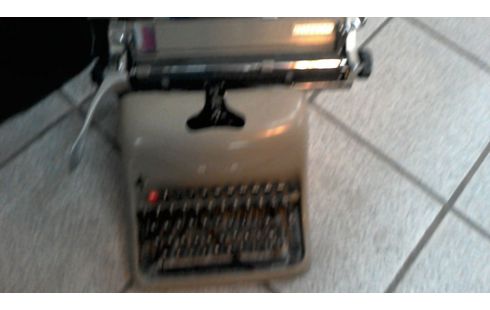 SCHREIBMASCHINE OLIVETTI