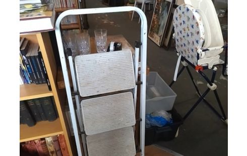 ESCABEAU BLANC 3 MARCHES PLIANTS