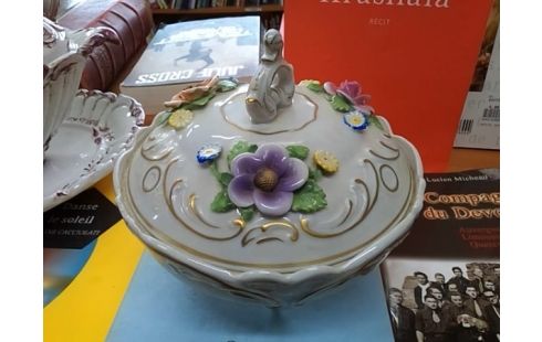 BONBONNIERE EN PORCELAINE DE DRESDEN