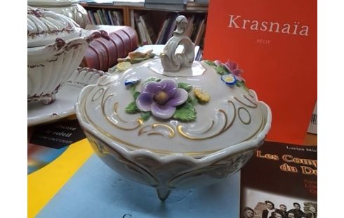 BONBONNIERE EN PORCELAINE DE DRESDEN