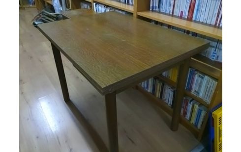 TABLE FORMICA MARRON AVEC ALLONGES INTERIEURES