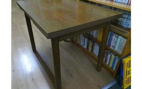 TABLE FORMICA MARRON AVEC ALLONGES INTERIEURES
