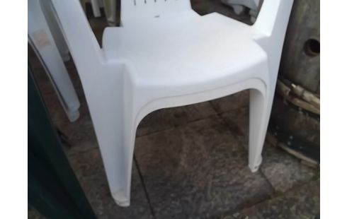 LOT DE 2 CHAISES PVC BLANCHES