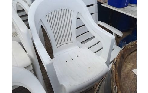 LOT DE 2 CHAISES PVC BLANCHES