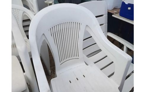 LOT DE 2 CHAISES PVC BLANCHES