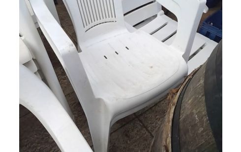 LOT DE 2 CHAISES PVC BLANCHES