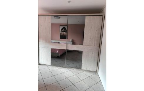 CHAMBRE A COUCHER MODERNE AVEC GARDES ROBES+LIT DOUBLE+SOMMIERS+CHEVETS+COMMODE