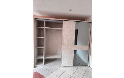 CHAMBRE A COUCHER MODERNE AVEC GARDES ROBES+LIT DOUBLE+SOMMIERS+CHEVETS+COMMODE