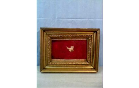 KUNST I.R. AUF ROTEM HINTERGRUND