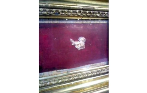 KUNST I.R. AUF ROTEM HINTERGRUND