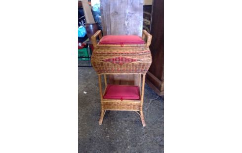 TRAVAILLEUSE EN ROTIN