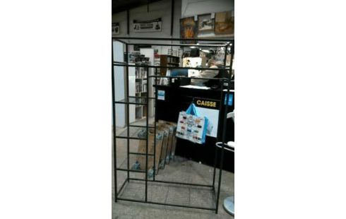 BEGEHBARER KLEIDERSCHRANK METALL