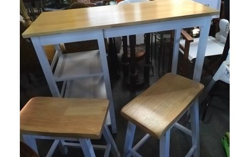 MANGE DEBOUT AVEC 2 TABOURETS