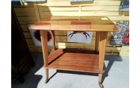 TABLE TV A ROULETTES