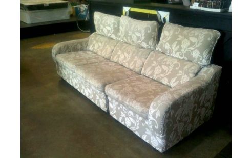 SOFA. 3 PLAZAS CON PUF