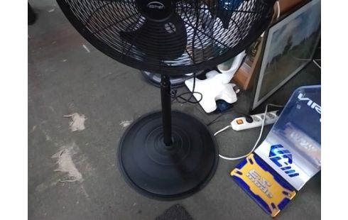 VENTILATEUR SUR PIED NOIR MODERNE