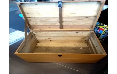 COFFRE Bois peint orange