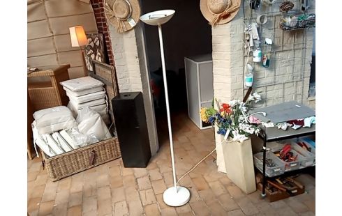 LAMPE sur pied blanc