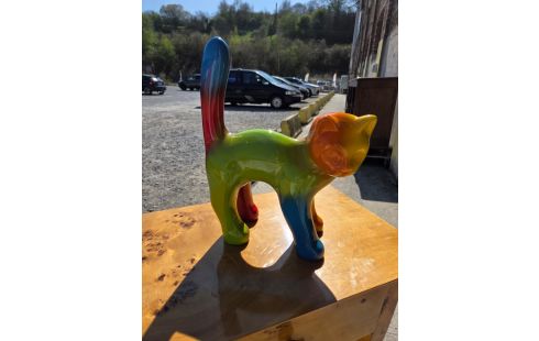 60 STATUE CHAT ARC EN CIEL 35CM