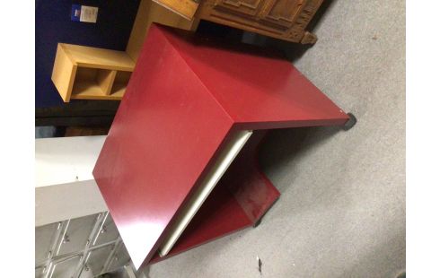 BUREAU ROUGE SUR ROULETTES