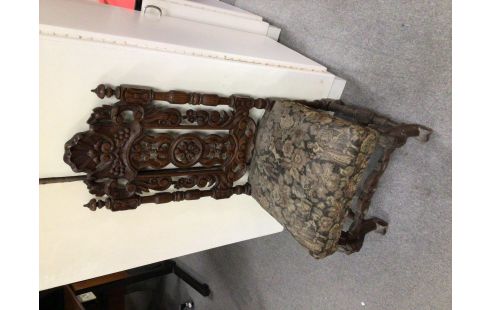 CHAISE BOIS SCULPTE TAPISSERIE EN ETAT