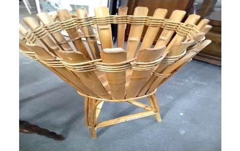 CACHE POT SUR PIED ROTIN