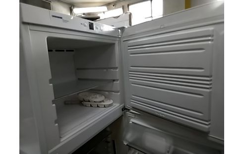 FRIGO CONGELATEUR LIEBHERR (1 BAC ABÎMÉ)