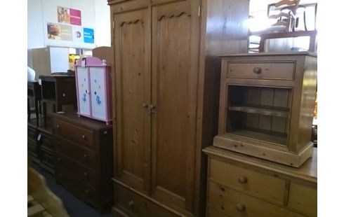 ARMOIRE INTERIORS 2P 1T EN PIN AVEC PENDERIE (PORTES ABIMEES)
