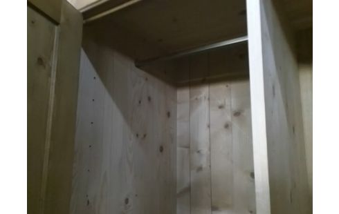 ARMOIRE INTERIORS 2P 1T EN PIN AVEC PENDERIE (PORTES ABIMEES)