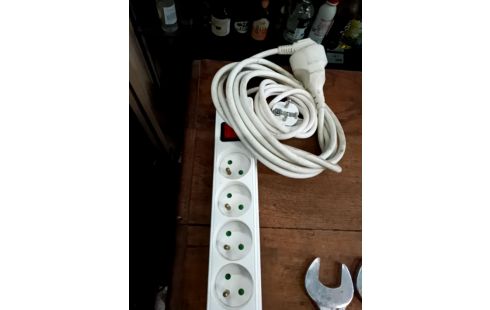 PRISE ELECTRIQUE 5