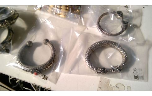 SCHMUCKSTÜCK VERSCHIEDENE