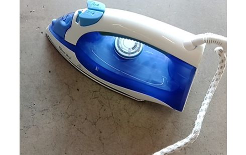 FER A REPASSER BLEU ET BLANC