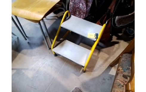 MARCHEPIED JAUNE ET MÉTAL