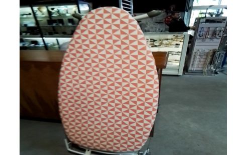 TABLE A REPASSER HOUSSE ORANGE ET BLANCHE