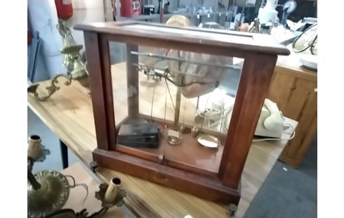 BALANCE SOUS VITRINE