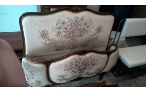 BETT MIT HOHEM KOPFTEIL UND NIEDRIGEM FUSSTEIL