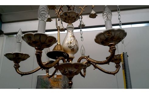 LÁMPARA DE TECHO RAMA LATÓN BLANCA PORCELANA FLOR